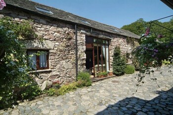 Plum Guide   Scafell Cottage - Holiday homes with Pet Friendly Rooms in Holmrook