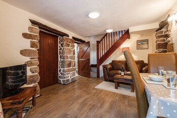 Plum Guide   Wrynose Cottage - Holiday homes with Pet Friendly Rooms in Holmrook