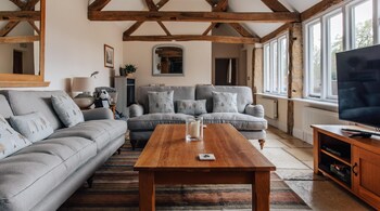 Plum Guide   Groves Barn - Holiday homes with Pet Friendly Rooms in Chipping Campden