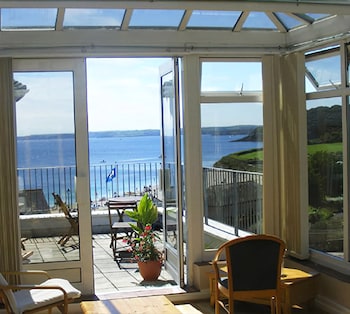 Falmouth Beach Hotel - Hotels with Pet Rooms in Falmouth