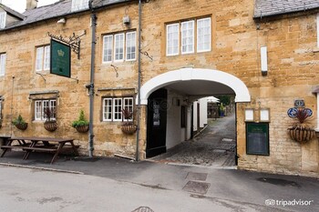 The Crown Hotel - Hotels with Pet Rooms in Moreton-in-Marsh