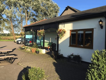 Llangeview Lodge - Hotels with Pet Rooms in Usk