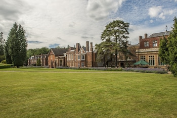 Wotton House - Hotels with Pet Rooms in Dorking