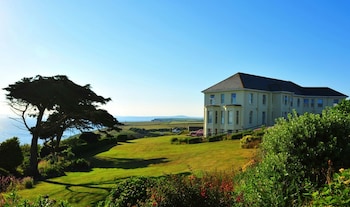 Polurrian On The Lizard - Hotels with Pet Rooms in Helston