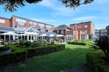 The Bull Hotel - Hotels with Pet Friendly Rooms in Gerrards Cross