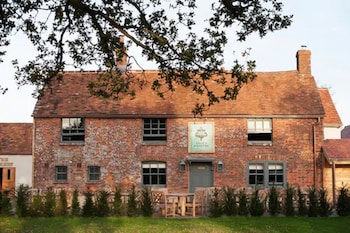 The Crown & Garter - Inns with Pet Rooms in Hungerford