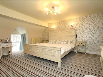 The Hand At Llanarmon - Inns with Pet Rooms in Llangollen