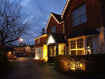 The Corner House Hotel Gatwick - Hotels with Pet Friendly Rooms in Horley