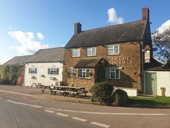 The Gate Hangs High - Inns with Pet Friendly Rooms in Banbury