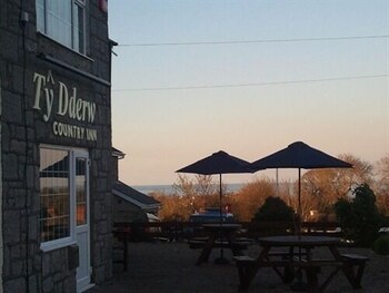 Ty Dderw Country Inn - Inns with Pet Friendly Rooms in Moelfre