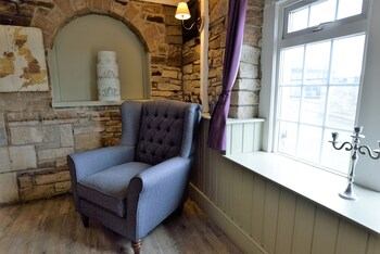 The New Hobbit Hotel - Hotels with Pet Rooms in Sowerby Bridge