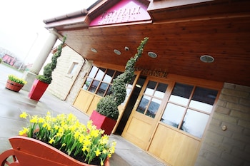 Red Hall Hotel - Hotels with Pet Friendly Rooms in Bury