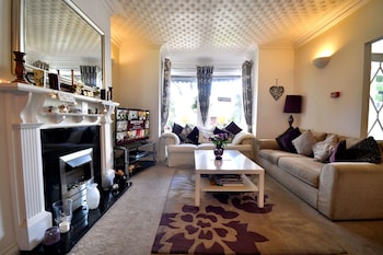 North Bay Guest House - B&Bs with Pet Friendly Rooms in Scarborough