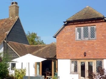 Bed And Breakfast Dunsfold - B&Bs with Pet Rooms in Godalming