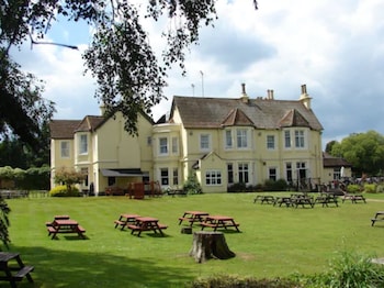 Worplesdon Place Hotel - Hotels with Pet Rooms in Guildford