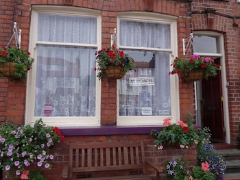 Sea Dogs Guest House - B&Bs with Pet Friendly Rooms in Scarborough