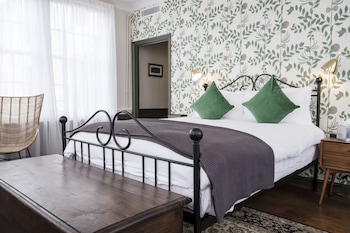 The Swan Hotel - Hotels with Pet Rooms in Staines