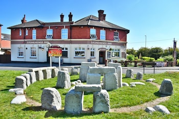 Stonehenge Inn & Shepherds Huts - Inns with Pet Rooms in Salisbury