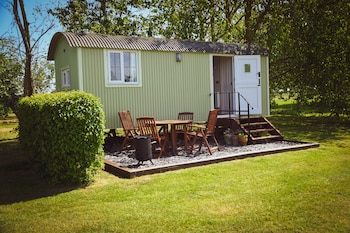 Dawn Chorus Holidays - Cabins & lodges with Pet Rooms in Beccles