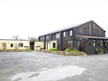 Westfield Lodge - Apartments with Pet Rooms in Keighley