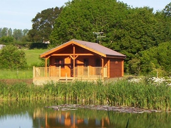 Watermeadow Lakes And Lodges - Cottages with Pet Rooms in Crewkerne