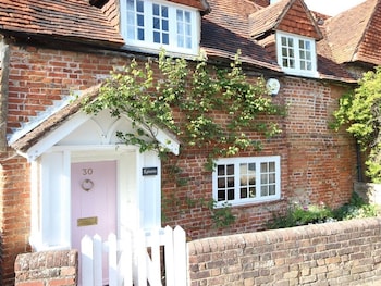 Eglantine - Cottages with Pet Rooms in Farnham