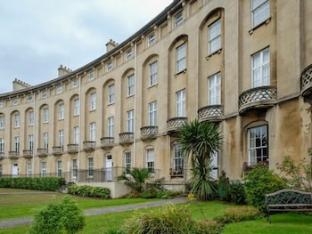 Royal Crescent Apartments - Apartments with Pet Rooms in Weston-super-Mare