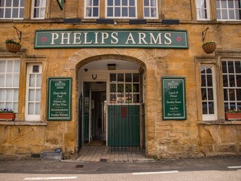 The Phelips Arms - B&Bs with Pet Rooms in Montacute