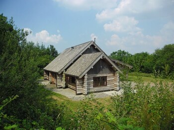 Tamarack Lodge - Apartments with Pet Rooms in Chard