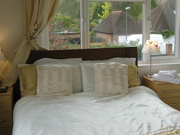 Savannah Bed & Breakfast - B&Bs with Pet Rooms in Virginia Water