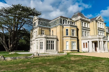 Coldeast Mansion - Apartments with Pet Rooms in Southampton