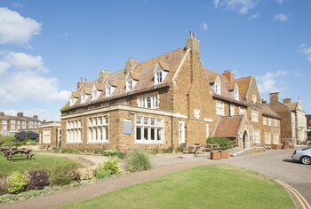 The Golden Lion Hotel - Hotels with Pet Rooms in Hunstanton