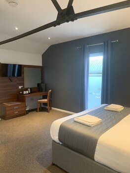 Oakwood Farm Mews - Hotels with Pet Rooms in Chester