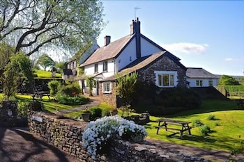 The Greyhound Inn Amp  Hotel - Inns with Pet Friendly Rooms in Usk