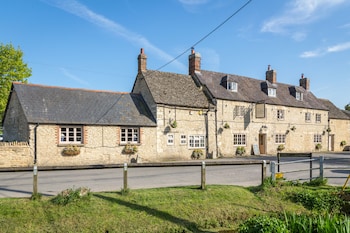 The Lion Wendlebury - Inns with Pet Rooms in Bicester