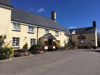 Half Moon Inn - Hotels with Pet Friendly Rooms in Beaworthy