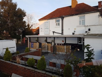 Oyo Swan Inn - Inns with Pet Rooms in Staines