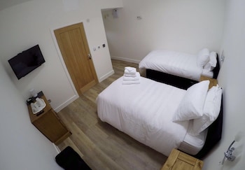 Deepcut Lodge Bed Amp  Breakfast - Guest houses with Pet Friendly Rooms in Camberley