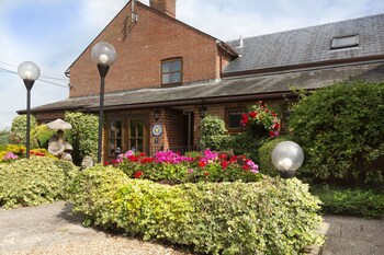 The Three Lions - Inns with Pet Rooms in Fordingbridge