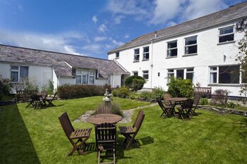 Green Door   Courtyard - Cottages with Pet Friendly Rooms in Port Isaac