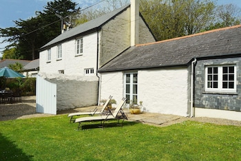 Luxury 5-star Cottage Near The Cornish Coast On The Bonython Estate, Lizard Peninsula - Cottages with Pet Rooms in Helston