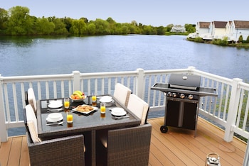 Pet-friendly Lakeside House On Spring Lake In The Cotswold Water Park - Holiday homes with Pet Rooms in Cirencester