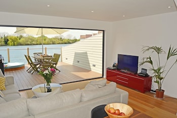 Stylish New England Lakeside Retreat In The Cotswold Water Park With Hot Tub - Holiday homes with Pet Rooms in Cirencester