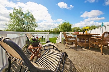 Stylish New England Lakeside Retreat In The Cotswold Water Park - Apartments with Pet Rooms in Cirencester