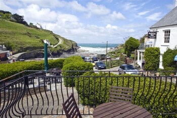 Green Door   Venus - Cottages with Pet Friendly Rooms in Port Isaac