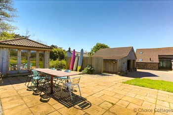 Georgeham Thornclose Barn 4 Bedrooms - Cottages with Pet Friendly Rooms in Braunton