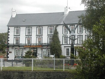 Neuadd Arms Hotel - Hotels with Pet Rooms in Llanwrtyd Wells