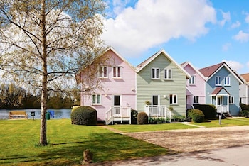 Stylish Family-friendly Lakeside Retreat In The Cotswold Water Park - Holiday homes with Pet Rooms in Cirencester