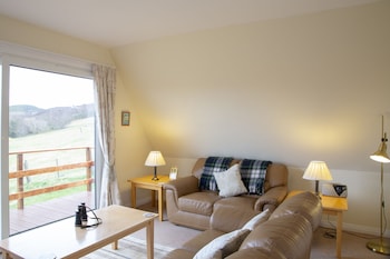 Highland Glen Lodge 5 - Cottages with Pet Rooms in Rogart