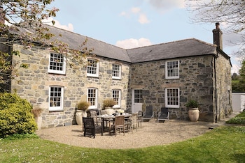 Luxury 5-star Farmhouse Near The Cornish Coast On The Bonython Estate, Lizard Peninsula - Holiday homes with Pet Rooms in Helston